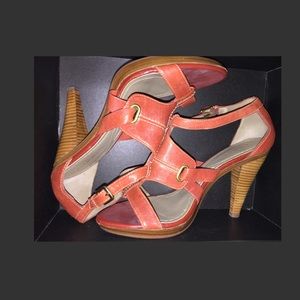 🌼🌺TAHARI LEATHER HEELS GENTLY WORN Sz 8 1/2🌼🌺